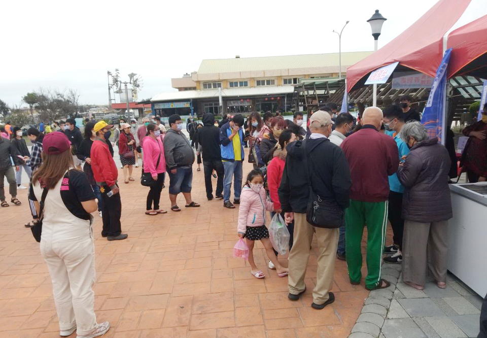 台中區漁會為強化振興漁產品行銷，四日在梧棲漁港舉辦「金選漁港梧棲尚鮮」活動，現場並有海鮮披薩親子ＤＩＹ課程，吸引民眾大排長龍報名。（記者陳金龍攝）