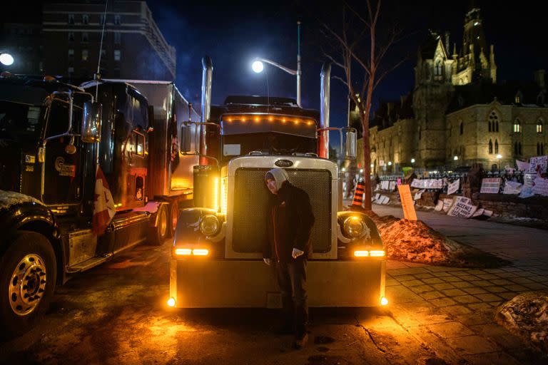 Un camionero escucha el motor de su camión durante una protesta por las normas sanitarias contra la pandemia y el gobierno de Trudeau, fuera del parlamento de Canadá en Ottawa el 14 de febrero de 2022.