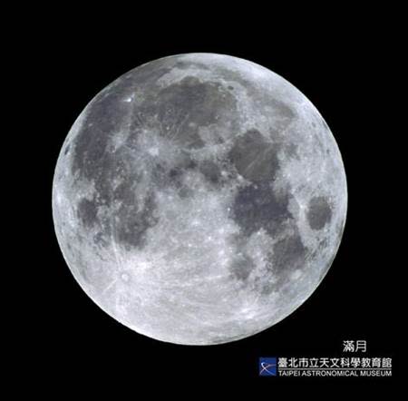 睽違8年，今年中秋節當天將能見到真正天文定義上的滿月。(台北天文館提供)
