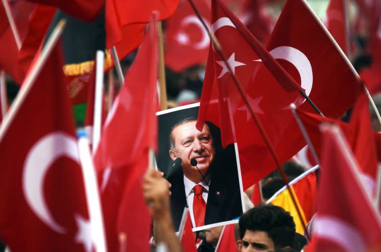 Erdogan-Anhänger auf einer Veranstaltung im Sommer 2016 in Köln (Bild: dpa)