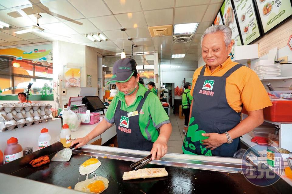 不論三明治或漢堡，許倉賓（右）希望消費者拿到手上時都是口感最佳狀態，因此煎蛋、煎肉等都有一定順序。
