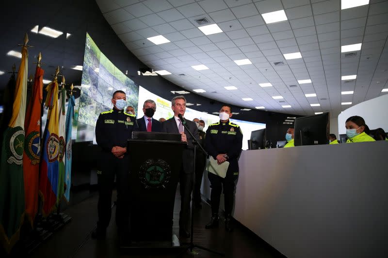 El ministro de Ambiente de Colombia, Carlos Correa, habla con la prensa acompañado por el Director de Investigación Criminal e Interpol (DIJIN), General Fernando Murillo, en el Centro Cibernético DIJIN, en Bogotá, Colombia