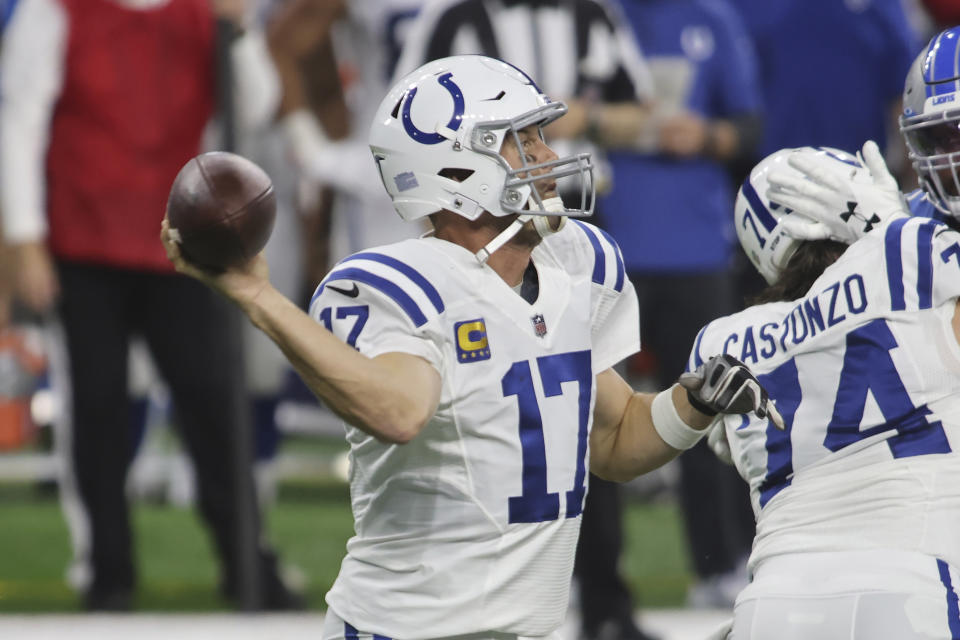 Philip Rivers lanza un pase con los Colts de Indianápolis en el triunfo por 41-21 ante los Lions de Detroit el domingo 1 de noviembre del 2020 (AP Photo/Tony Ding)