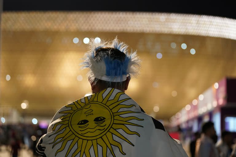 Un hincha con la bandera argentina en las afueras del Lusail 