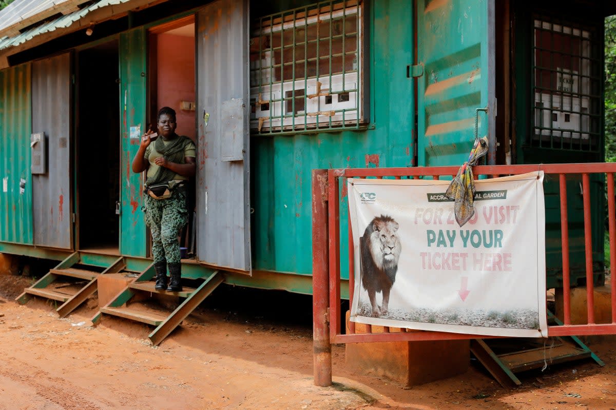 Una guardiana vigila la entrada del zoológico de Accra un día después del ataque de un león (REUTERS)