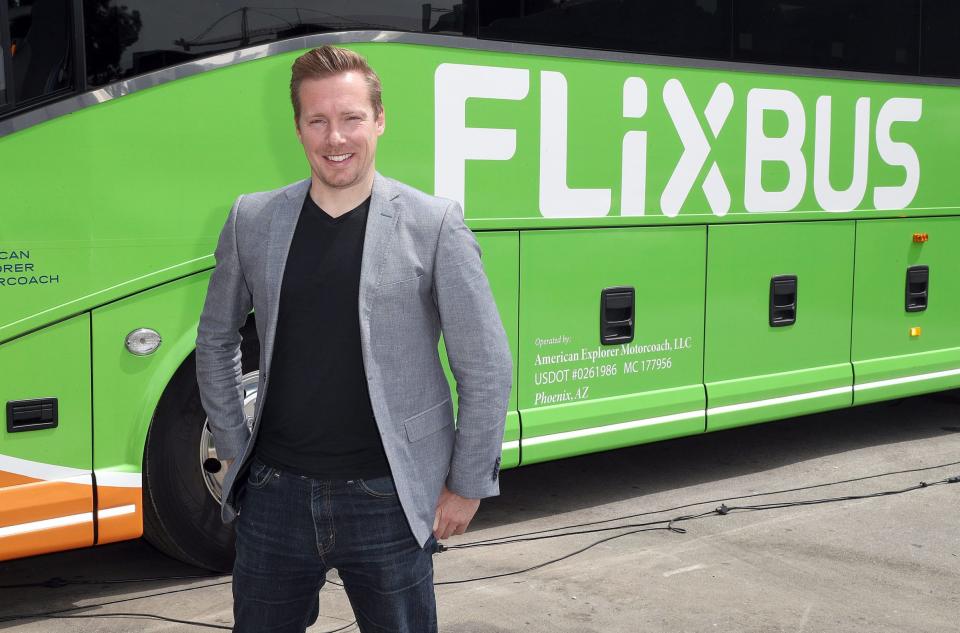 Im wahrsten Sinne des Wortes ein grünes Transportmittel: Flix-Gründer André Schwämmlein vor einem seiner Busse. - Copyright: Frederick M. Brown/Getty Images