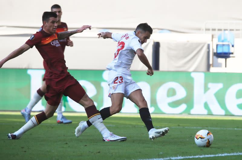 Sergio Reguilón del Sevilla anota el primer gol de su equipo contra la AS Roma por los octavos de final de la Europa League
