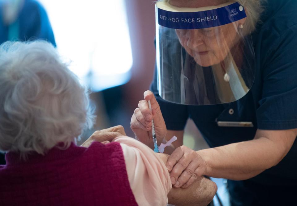 SUECIA: Una trabajadora de salud administra una vacuna COVID-19 de Pfizer a una mujer en una clínica de vacunación temporal en una iglesia en Sollentuna, al norte de Estocolmo, Suecia, el martes 2 de marzo de 2021.