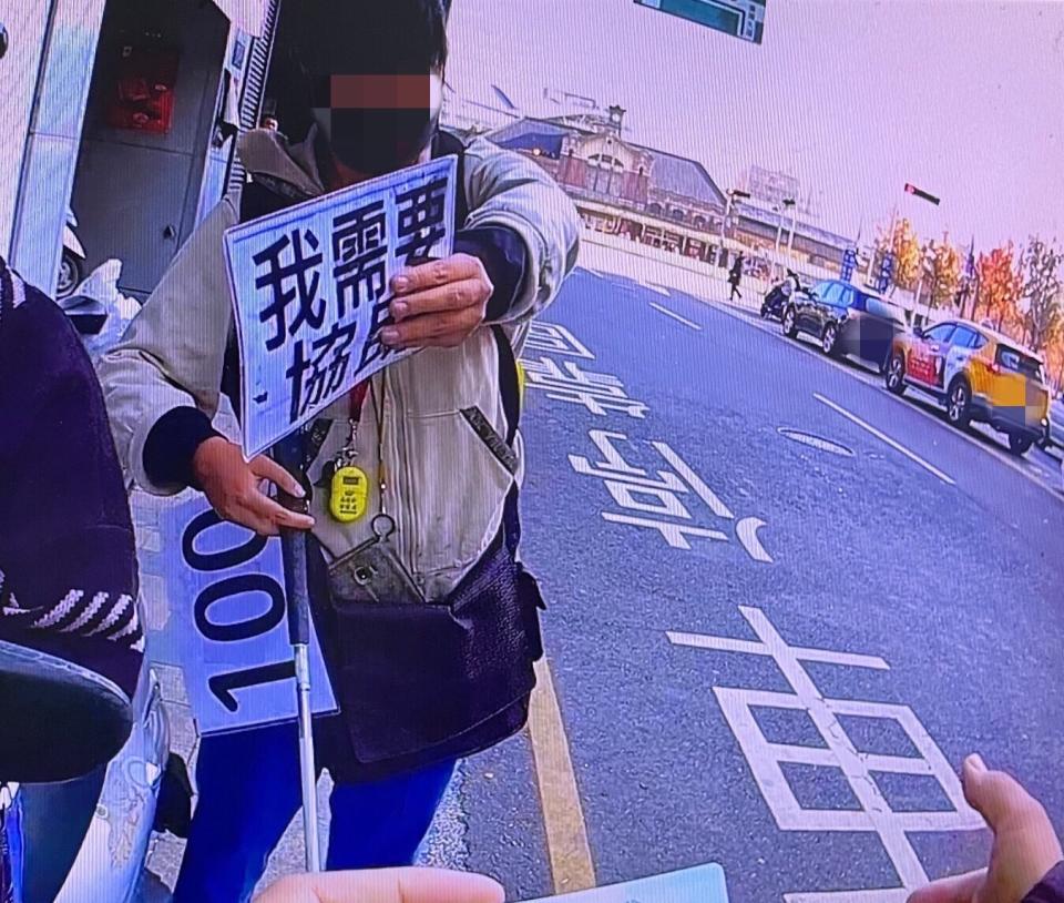 中市警一分局日前即時協助患有眼疾又隻身外出民眾搭車返家。(圖/記者謝榮浤翻攝)