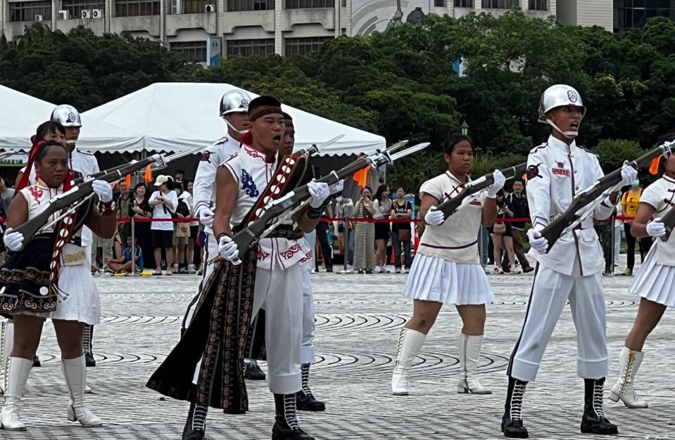 內埔農工儀隊將原住民元素融入儀隊演出，表演服加入羽毛、百步蛇圖騰，融合海軍白色基底，是全國唯一具有原住民特色的儀隊，是本屆全國高中儀隊晉級決賽最具特色的隊伍。郭宏章攝。