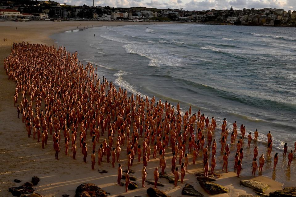 Environ 2500 personnes rassemblées nues à Bondi Beach pour sensibiliser aux dangers du cancer de la peau, à Sydney, en Australie, le 25 novembre 2022 - Saeed KHAN / AFP