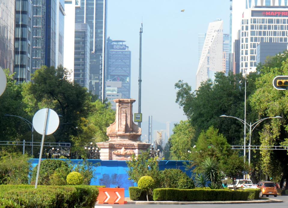 CIUDAD DE MÃXICO, 10OCTUBRE2020.- La escultura de CristÃ³bal ColÃ³n y los cuatro frailes fueron retirados de Paseo de la Reforma, durante la madrugada, para ser restaurados por el Instituto Nacional de AntropologÃ­a e Historia (INAH) tras los diversas movilizaciones que intervinieron la escultura. FOTO: ARMANDO MONROY/CUARTOSCURO.COM