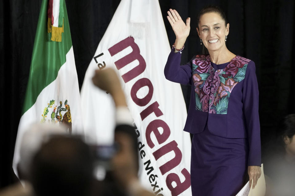 La candidata del partido oficialista Claudia Sheinbaum saluda a su llegada tras el cierre de urnas en las elecciones generales en Ciudad de México, en la madrugada del lunes 3 de junio de 2024. (AP Foto/Eduardo Verdugo)