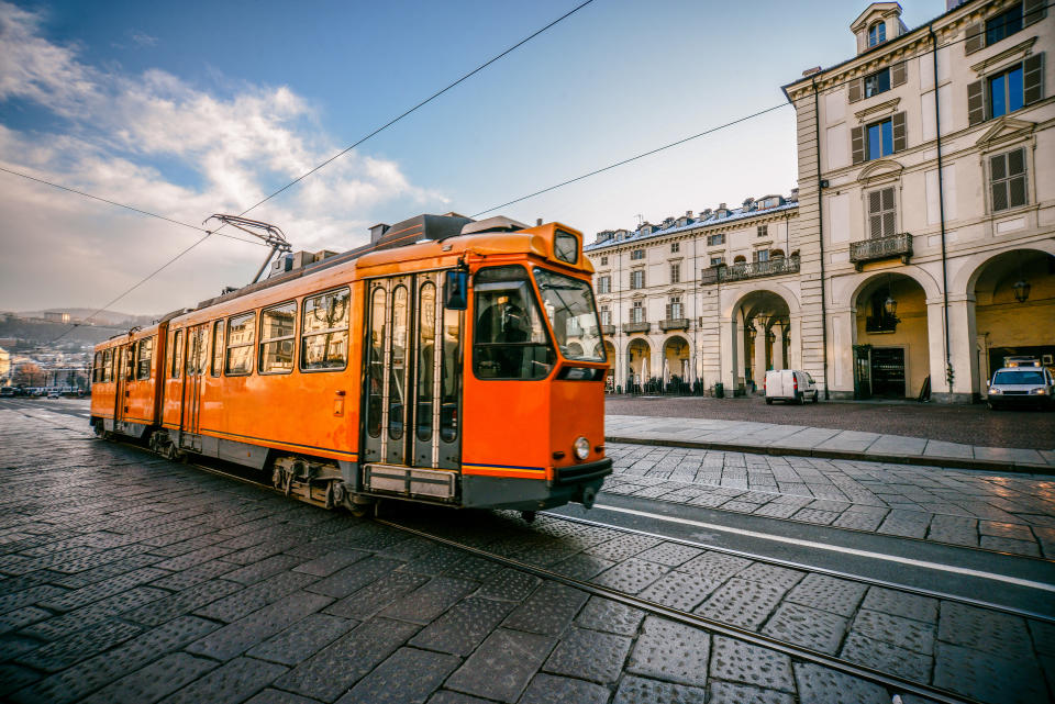 Torino, donna muore travolta da tram