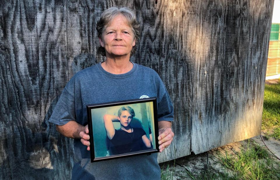 Sandy Smith holds a photo of her son. / Credit: AP