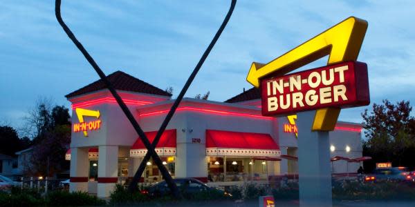 Cierra In-N-Out de California por no pedir comprobante de vacunación a clientes