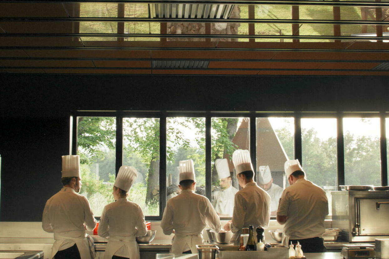 La cuisine du restaurant trois étoiles des Troisgros, à Ouches (42) filmée dans Menus-Plaisirs de Frederick Wiseman.  - Credit:Météore Films