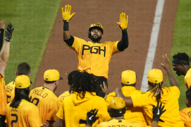 Santana's HR in 9th inning rallies Pirates past Brewers 8-7