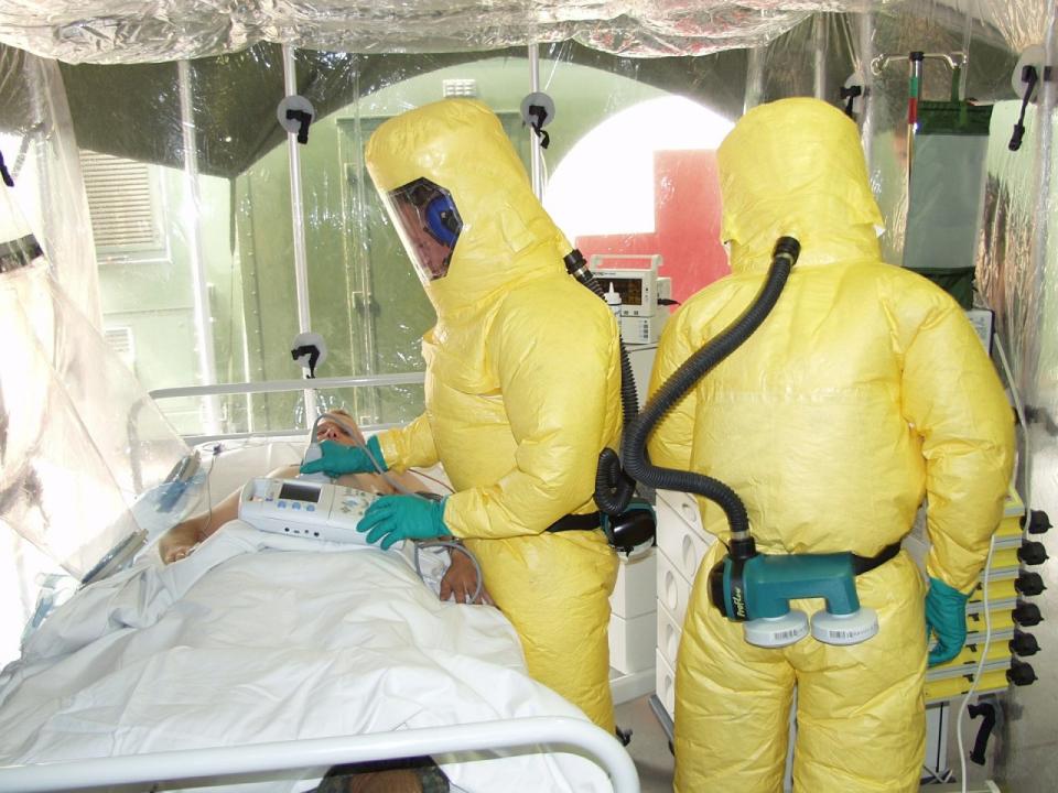 非洲國家烏干達再爆伊波拉病毒，宣布延長兩重災區封鎖令。圖為伊波拉(Ebola)感染者的隔離病房。(pixabay圖庫)