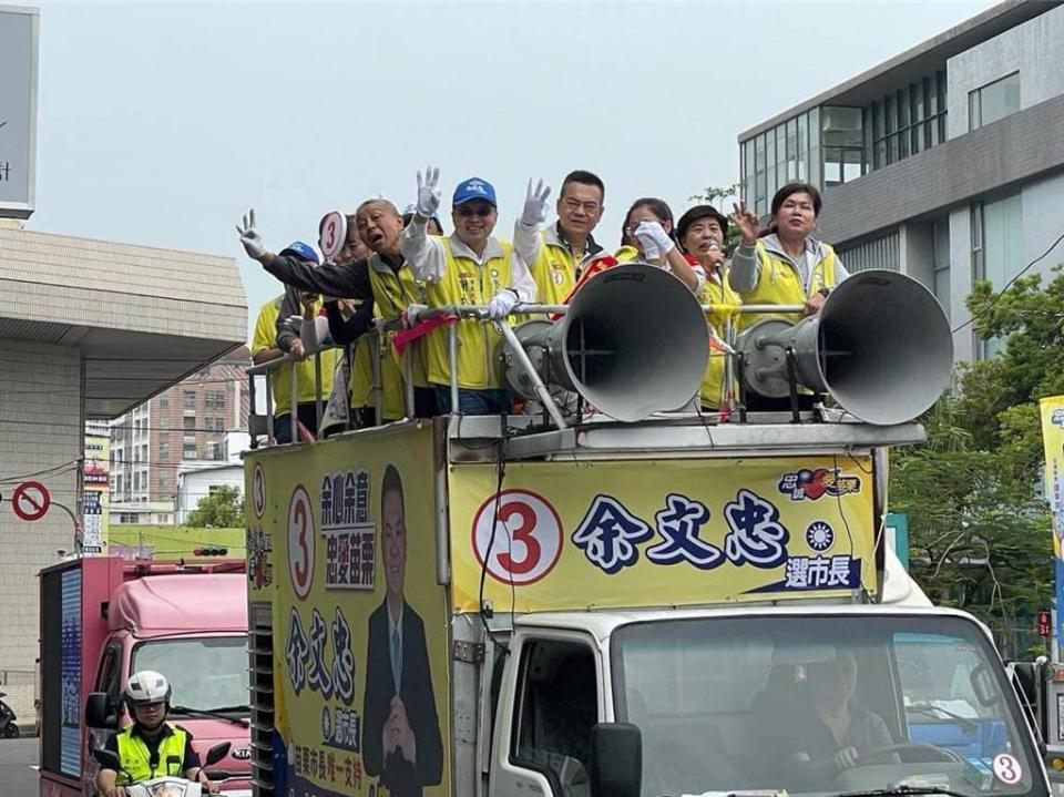 國民黨籍縣議員余文忠利用車掃拜票，來激發市民投票熱情。（余文忠競總提供／謝明俊苗栗傳真）