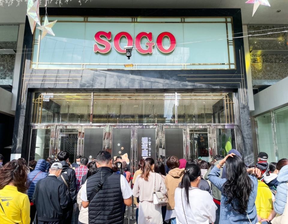 《圖說》新竹SOGO週年慶11月30日開打，還沒開店已有大批民眾在中央路正大門外排隊守候。（圖／新竹SOGO提供）