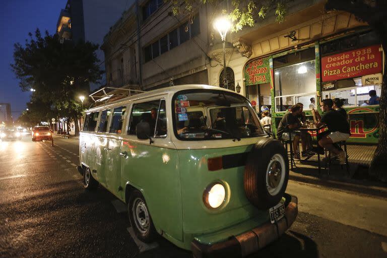 SOCIEDAD_El bus pizzero_Un grupo de amigos creó un emprendimiento que se llama Bus Pizza, que ofrece la propuesta de subirse con un grupo de amigos y hacer un recorrido por tres o cuatro de las pizzerías más icónicas de Bs As, e ir comiendo en una camioneta equipada con mesas.