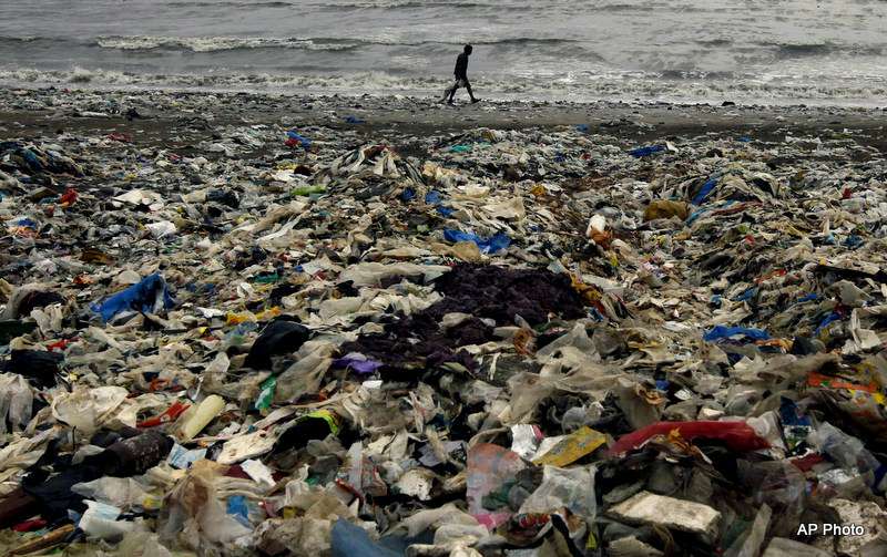 印度孟買阿拉伯海灣的海濱，塑膠垃圾堆積如山（美聯社）