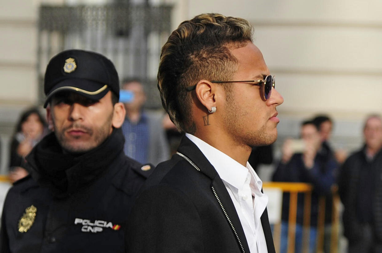 Mientras Neymar está en asuntos judiciales en Orlando ya preparan su doble de cera. (AFP | Curto de la Torre)