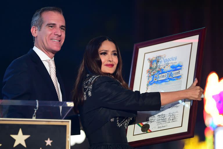 Hayek recibe una placa del alcalde de Los Ángeles, Eric Garcetti, durante la ceremonia de inauguración de su estrella en el Paseo de la Fama de Hollywood 