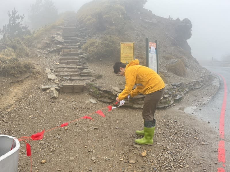 花蓮地震  太管處封閉合歡北峰步道 4月3日花蓮強震重創太魯閣國家公園，太管處公告， 為維護遊客安全，轄管園區暫停開放，同時禁止進入 太魯閣國家公園生態保護區及其他管制區域，開放時 間另行公告。圖為合歡北峰步道封閉。 （太魯閣國家公園管理處提供） 中央社記者蕭博陽南投傳真  113年4月9日 