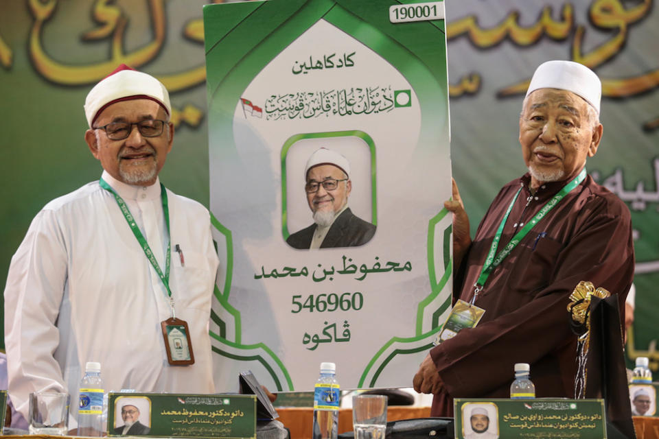 PAS Mursyidul Am Hashim Jason presents a Dewan Ulamak membership card to Datuk Mahfodz Mohamed during 58th PAS Dewan Ulamak convention in Kuantan June 20, 2019. — Picture by Ahmad Zamzahuri