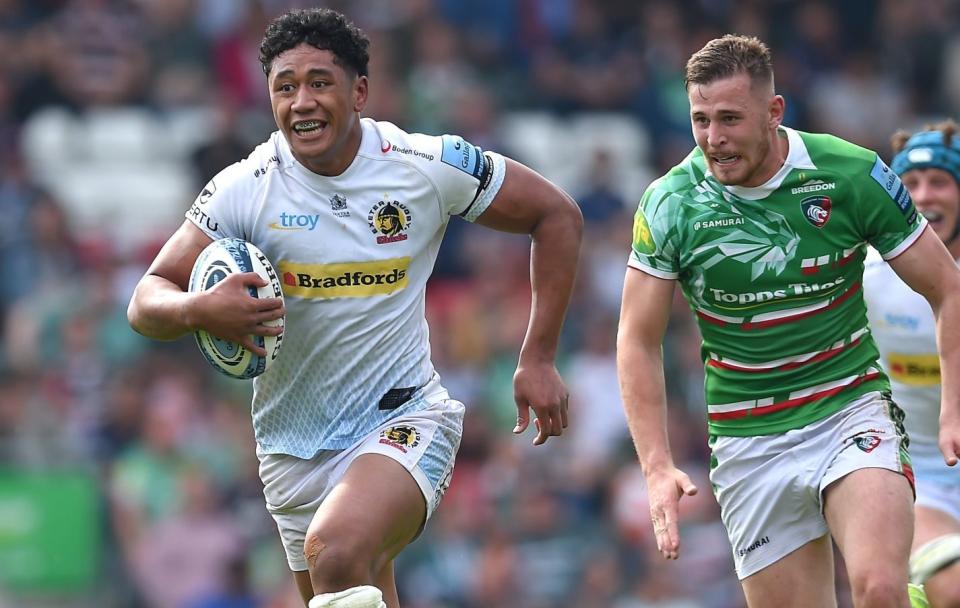 Greg Fisilau runs with the ball against Leicester Tigers