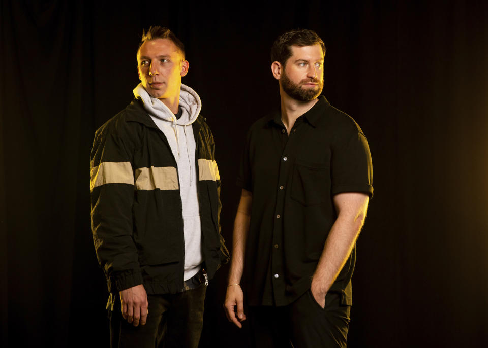 Clayton Knight, izquierda, y Harrison Mills de ODESZA posan para un retrato en Angel of the Winds Arena el 18 de julio de 2022 en Everett, Washington. (Foto AP/Lindsey Wasson)