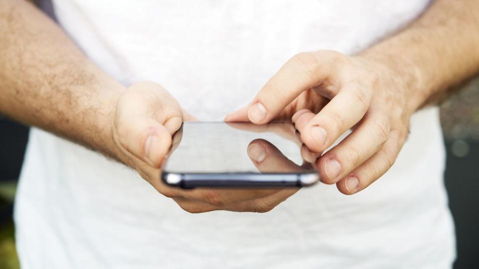 Auf dem Smartphone jagt eine Nachricht die nächste: Trotzdem sollte man SMS sorgfältig prüfen, bevor man darin auf einen Link tippt.