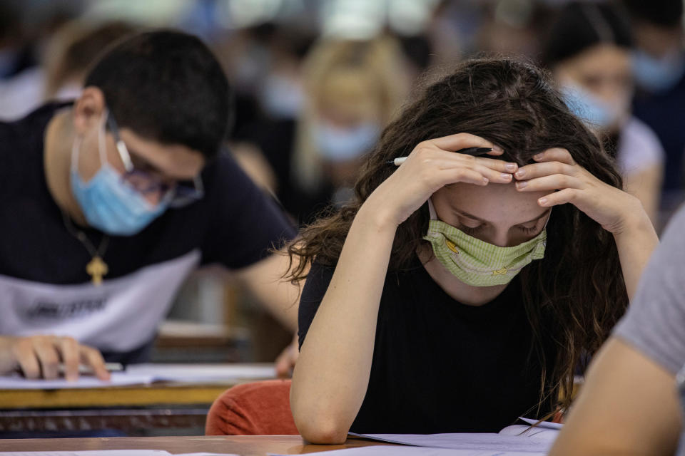 Tal y como se aprecia en las instantáneas, los estudiantes han cumplido rigurosamente con las medidas de seguridad. (REUTERS/Marko Djurica)