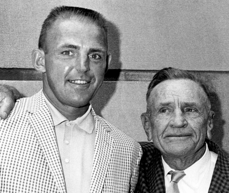 FILE - Frank Thomas, left, poses with his former manager, New York Mets' Casey Stengel, upon their arrival Aug. 7, 1964, in Philadelphia for a three-game series against the Philadelphia Phillies. Thomas, a three-time All-Star with his hometown Pittsburgh Pirates who later became the top hitter on the expansion Mets, has died at 93. Both teams announced Thomas’ death. The Mets said he died Monday, Jan. 16, 2023, in Pittsburgh. No cause was given. (AP Photo, File)