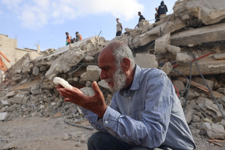 Un hombre llora tras la desaparición de su hija entre los escombros de un edificio en Rafah, en el sur de la Franja de Gaza, el 21 de abril de 2024 (MOHAMMED ABED)