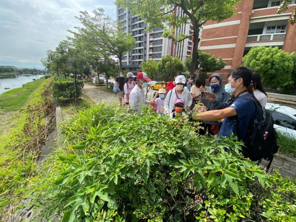 社大台江分校開辦《藝術走讀》課程，師生們試走山海圳綠道。（社大台江分校提供）