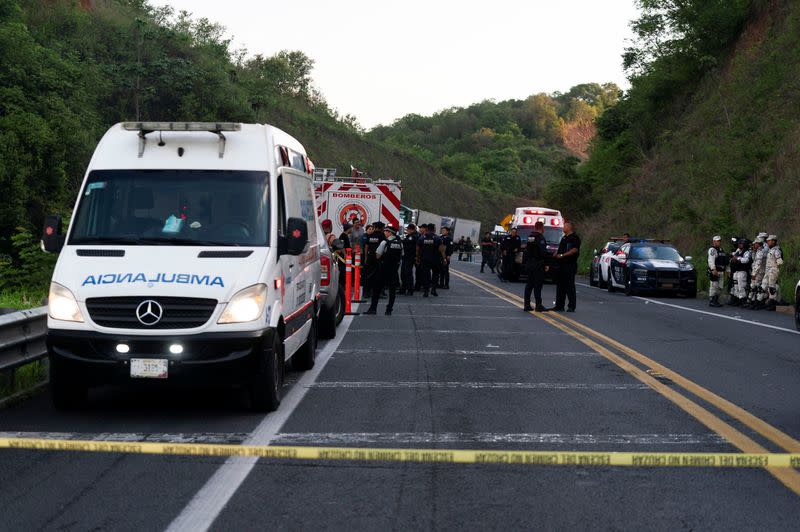 Bus crashed on a highway killing several people, in Tepic