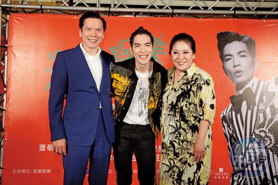 蕭敬騰演藝圈人緣極佳，還認香港電影大亨向華強夫婦為乾爸、乾媽。
