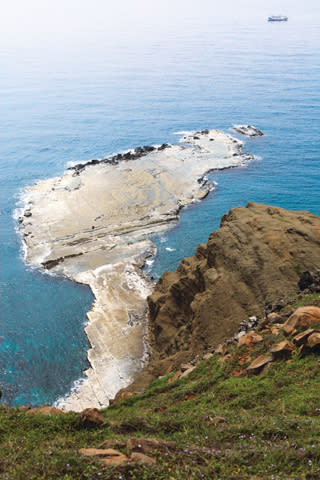  牛姆坪為U型海岸山谷，海蝕平台發達，其中1座平台因酷似台灣，因而也有小台灣之稱，一旁有石階可通至崖下。 