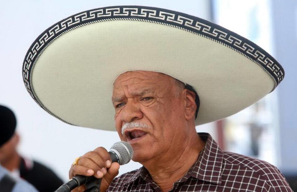 Rogelio Fernández canta en la Half-Way Store  durante la 45ª Peregrinación Anual a Caballo Joaquín Murrieta, el 30 de julio de 2023.