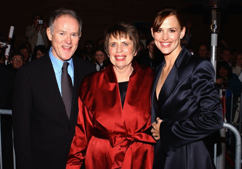 Jennifer Garner poses with parents William and Patricia at the 2004 premiere of 'Elektra.'