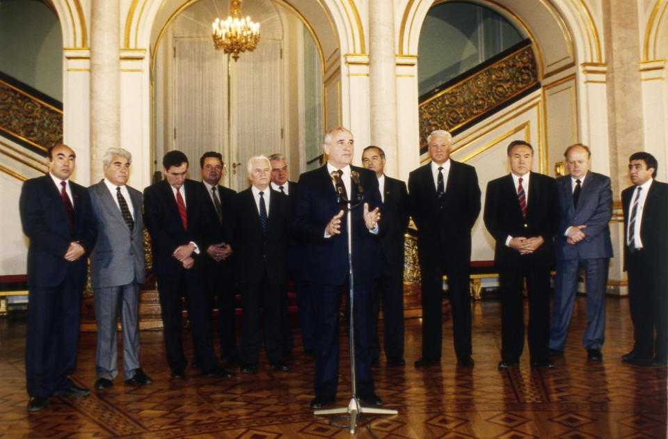 FILE - Soviet President Mikhail Gorbachev, center, surrounded by several leaders of the USSR’s republics, speaks after signing an economic union agreement at the Kremlin in Moscow, Russia, on Oct. 18, 1991. In that year, Gorbachev tried desperately to get the Soviet republics to abandon their push for independence, but a Dec. 8, 1991, agreement by leaders of Russia, Ukraine and Belarus declared that the Soviet Union ceased to exist. (AP Photo/Liu Heung Shing, File)