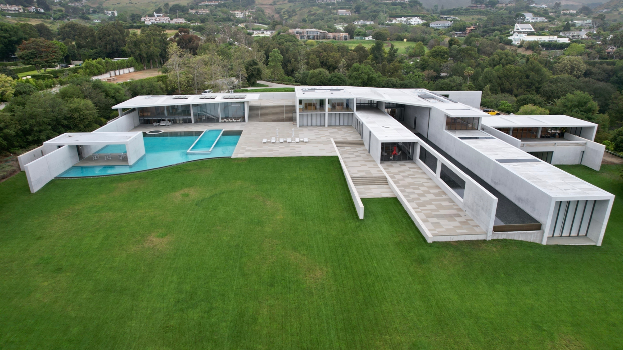 Beyoncé and Jay-Z purchase $200 Malibu mansion. (Photo: Backgrid)