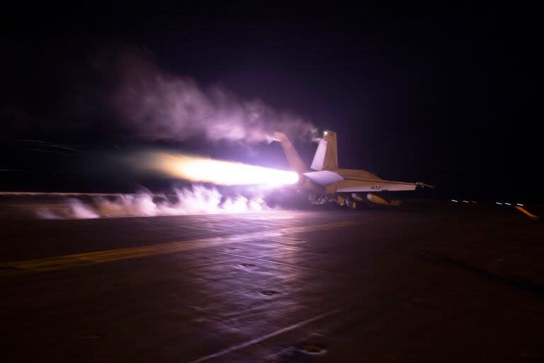 Esta imagen proporcionada por la Armada de Estados Unidos muestra un caza de combate partiendo del portaaviones USS Dwight D. Eisenhower (CVN 69) durante operaciones aéreas sobre el Mar Rojo, el 22 de enero de 2024. (Kaitlin Watt/U.S. Navy via AP)