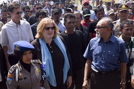 U.S. Assistant Secretary of State for Population, Refugees, and Migration, Anne C. Richard, (front 2nd L) visits a temporary shelter for Rohingya and Bangladeshi migrants in Kuala Cangkoi, Lhoksukon, Aceh province, Indonesia June 2, 2015 in this photo taken by Antara Foto. REUTERS/Zabur Karuru/Antara Foto