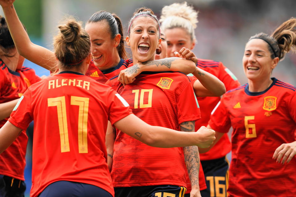 Players of Spain celebrate Jennifer Hermoso's goal during the 2019 FIFA Women's World Cup France Round Of 16 match between Spain and USA at Stade Auguste Delaune on June 24, 2019 in Reims, France. (Photo by Daniela Porcelli/Getty Images)