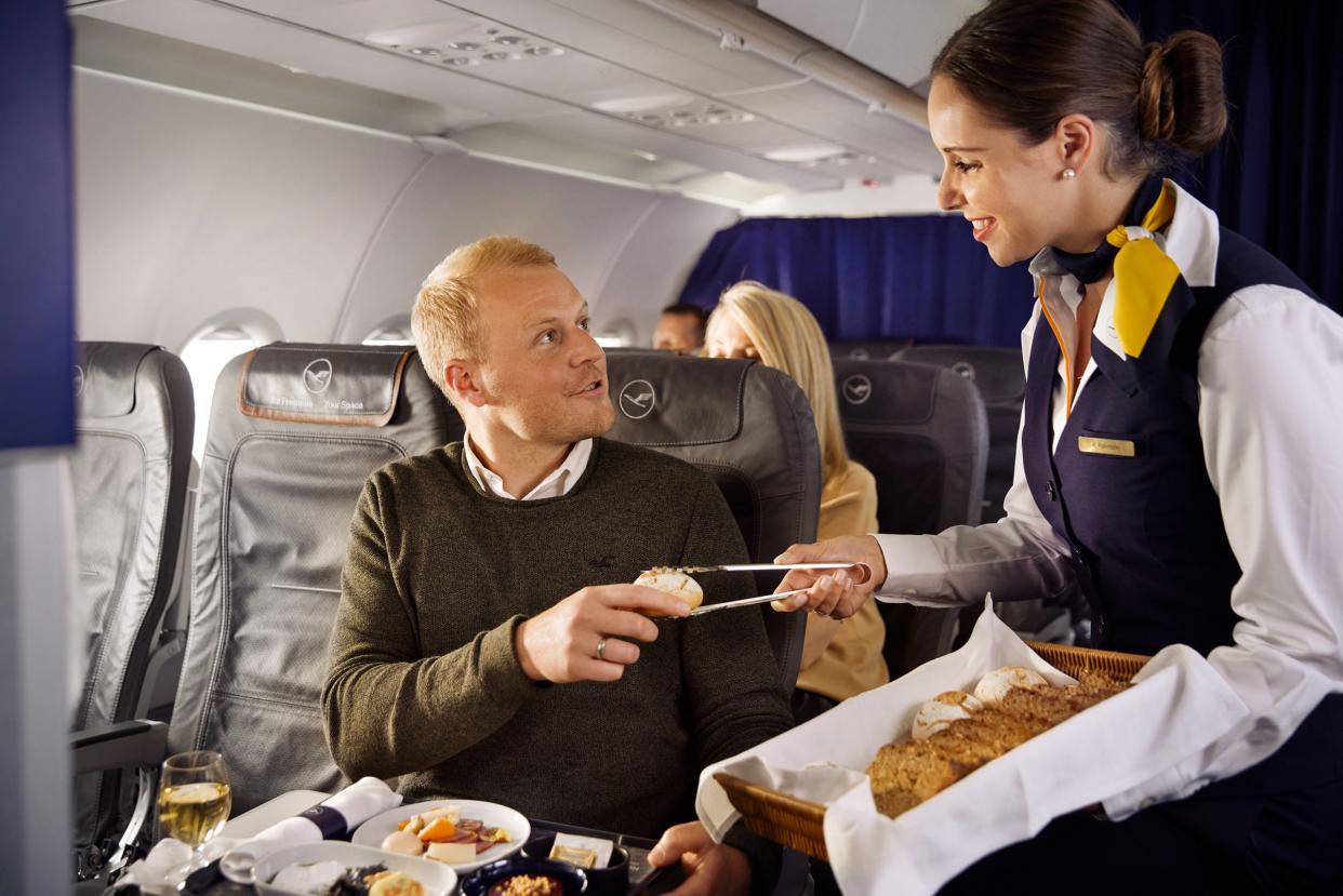 Ab Mittwoch serviert Lufthansa in der Business Class auf Kurz- und Mittelstrecken neue Produkte in neuem Design.