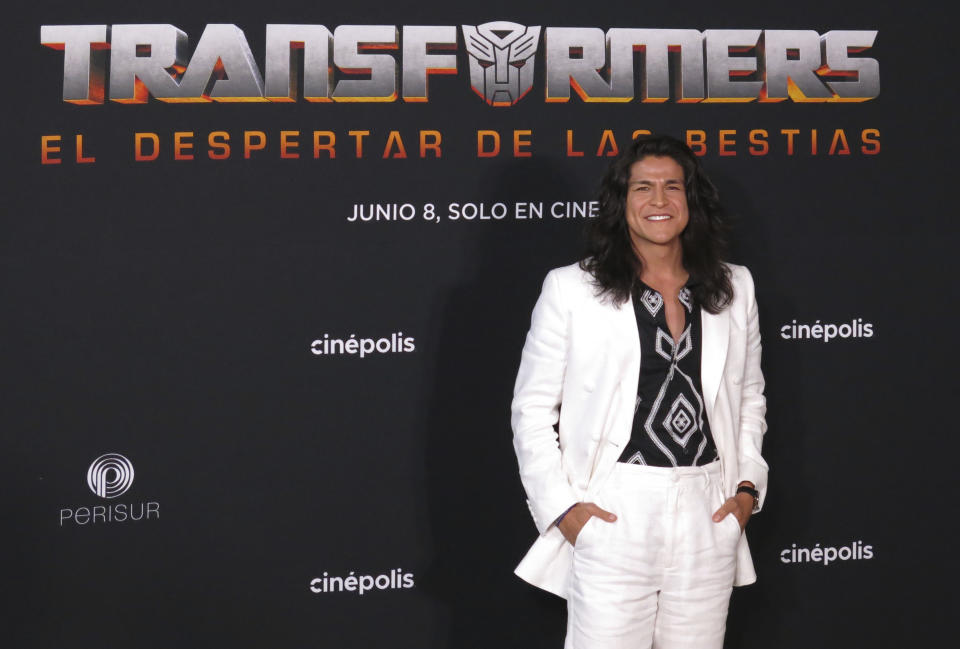 El actor estadounidense Cristo Fernández posa a su llegada a la alfombra roja de "Transformers: Rise of the Beasts", en la Ciudad de México el 30 de mayo de 2023. (Foto AP/Berenice Bautista)